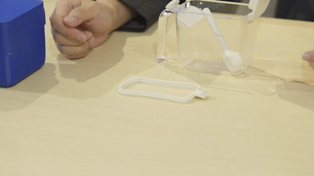 本体の前に置かれているのが、ゴムパッキン単体