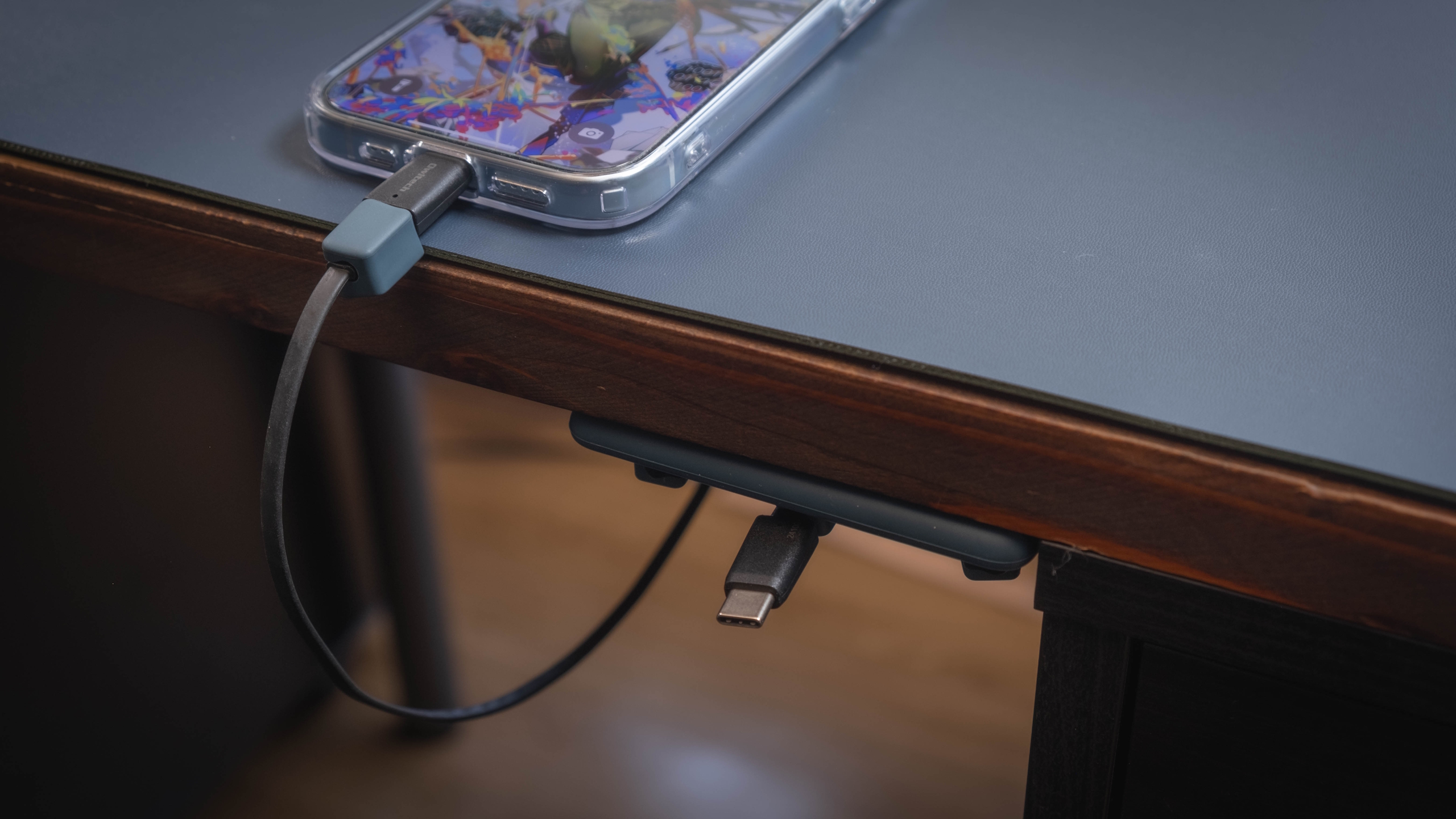 デスク下に充電器_00