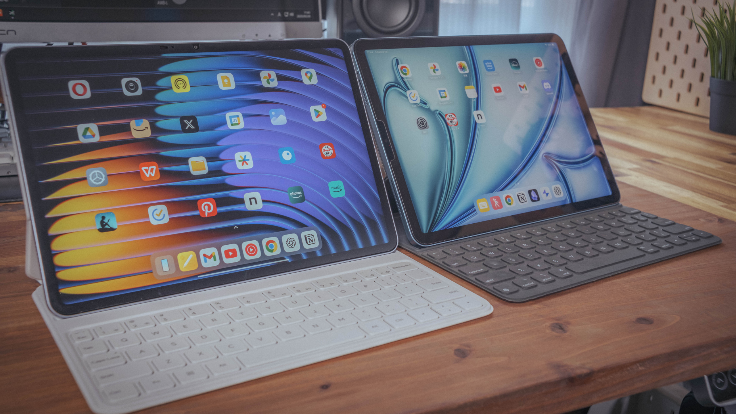 iPadとXiaomiPad7それぞれキーボードをつけて並べている画像